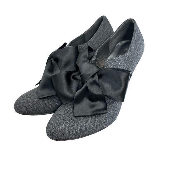 Stuart Weitzman Bouffant Gray Flannel Satin Bow Heeled Booties 6.5 - Picture 1 of 6